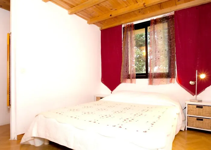 Seaside Retreat: 2-bedroom With Shared Pool Porticcio (Corsica)