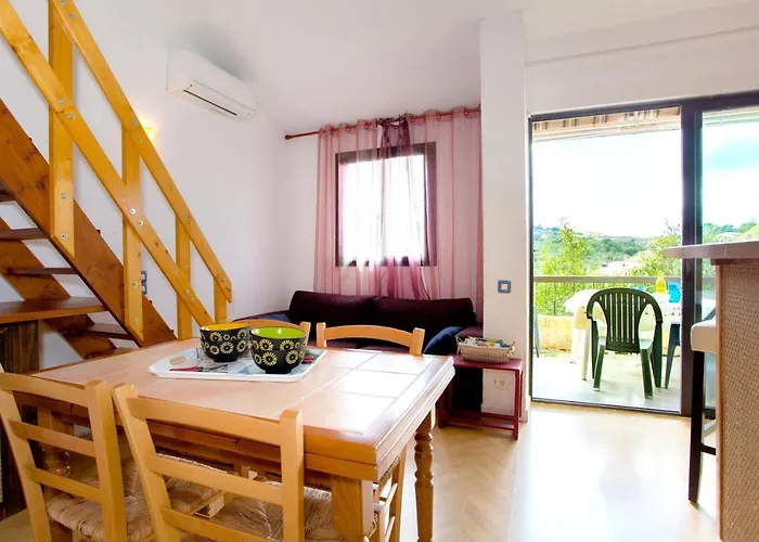 Seaside Retreat: 2-bedroom With Shared Pool Apartment *